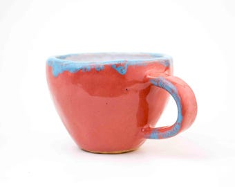 Handgemaakte roze keramische cappuccinomok: unieke steengoedkop