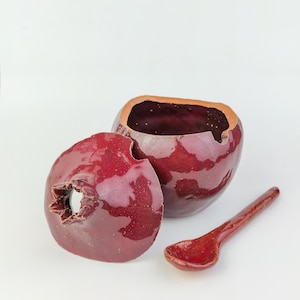 手作りの陶器製ザクロシュガーボウルとスプーン、赤いザクロ、陶器製シュガーボウル、手作りのボウル、陶器、芸術的な装飾