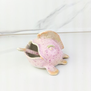 Handgjort saltkar i keramik med masksked, lekfull originell design