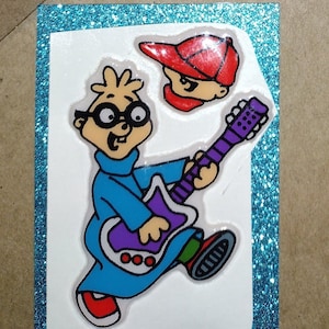 Alvin et les Chipmunks 1984 vintage des années 1980 Puffy Sticker, Rare, sur support original, Jamming Out to Music w / Purple Guitar