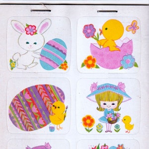 Feuille d’autocollants Dennison vintage des années 1980, poussins de Pâques de couleur printanière brillante, lapins et œufs, fille à l’ancienne, n ° 80-945