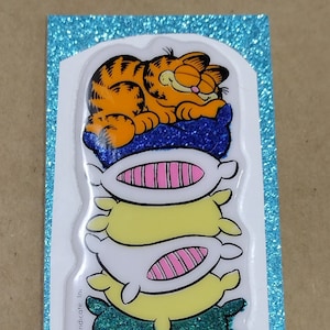 Sticker gonflé vintage Garfield le chat des années 1980, dormir sur une grande pile d'oreillers colorés, au dos d'origine - Rare