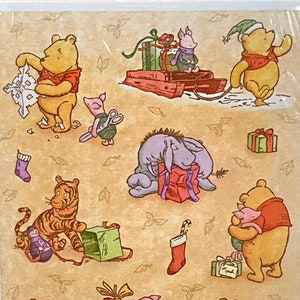 vintage des années 1980 des années 1990 des années 2000 Hallmark Classic Winnie l'ourson en coupant une feuille d'autocollants en papier flocon de neige. Porcelet et tigrou - Noël, hiver