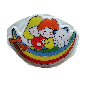 Sticker gonflé vintage des années 1980 - Des enfants et un ours dans un hamac ou un bateau arc-en-ciel ?  Gordy ?