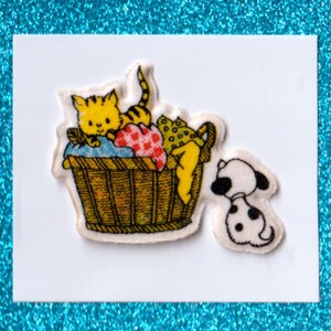 Années 80, Années 90, Années 2000 vintage à l'ancienne dans un panier avec un chien, autocollant floqué/floconneux, rare et restauré