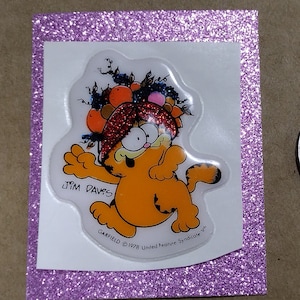 Sticker gonflé vintage Garfield le chat des années 1980, chapeau Tutti Frutti sur la tête, coiffure de fruits tropicaux, au dos d'origine - Rare