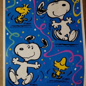Feuille d'autocollants vintage des années 1980 Hallmark Peanuts, anniversaire ou toute autre fête, Snoopy