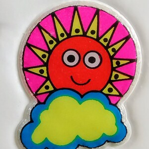 Sticker gonflé vintage des années 1980, joli soleil et nuages, adorable !