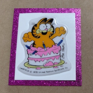 Sticker gonflé vintage Garfield le chat des années 1980, sauté dans un gâteau d'anniversaire, cadeau, au dos d'origine - Rare