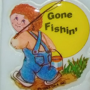 Autocollant gonflé vintage des années 1980 pour enfants, autocollant gonflé, poupée garçon « Gone Fishing »