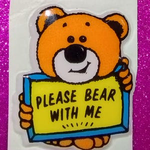 Sticker gonflé Russ Berrie vintage des années 1980, Please Bear With Me, Super Stick-Ons, Ours en peluche, Patience, Gentillesse