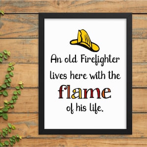 Un viejo bombero vive aquí con el FLAME de su vida SVG, pareja, señal de la puerta, nadie lucha solo, apoyar la línea roja de socorrista, regalo