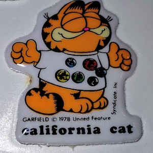 Sticker gonflé Garfield le chat californien vintage des années 1980, il a des badges partout sur sa chemise, très rare