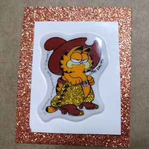 Sticker gonflé Garfield le chat vintage des années 1980, cow-boy avec jambières en paillettes d'or, grand chapeau et bottes, au dos d'origine - Rare