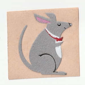 autocollant de souris d’expressions personnelles vintage, souris grise floquée avec le mod rouge d’autocollant de noeud papillon, autocollant flou des années 80