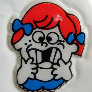 Sticker gonflé vintage des années 1980, jolie petite fille avec des dents de devant manquantes, adorable !
