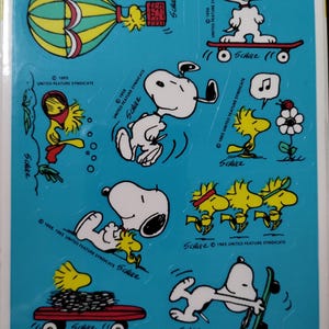 Feuille d'autocollants vintage des années 1980 Hallmark Peanuts, bleu, Woodstock en montgolfière, Snoopy