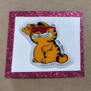 Sticker gonflé Garfield the Orange Lazy Cat vintage des années 1980, dans des lunettes de soleil rouges scintillantes, dos original - Rare