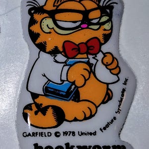 Sticker gonflé vintage Garfield le rat de bibliothèque des années 1980, il aime les livres, nerd avec un noeud papillon, très rare