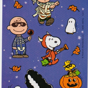 Feuille d'autocollants Hallmark Peanuts des années 2000 - Hilarant !  Personnages en costumes d'Halloween, Grande citrouille