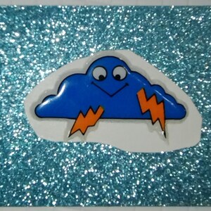 Sticker gonflé vintage des années 1980 1990, joli nuage de tonnerre avec des éclairs, petit, kawaii/visage souriant