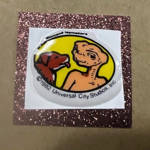 Sticker gonflé ET vintage des années 1980, l'extraterrestre et le chien de la famille - Tellement mignon ! - Au dos de l'original