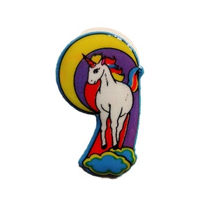Sticker gonflé vintage des années 1980 et 1990 - licorne avec crinière arc-en-ciel, nuage et lune - sur le dos rogné d'origine