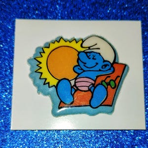 Sticker gonflé vintage des années 1980, 1990, 2000, mignon Schtroumpf se baignant sur une chaise de plage, rare et restauré