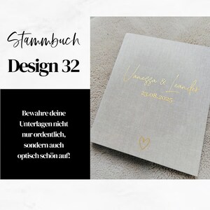 Könnte beinhalten: Ein Gästebuch aus beigefarbenem Leinen mit goldener Beschriftung "Vanessa & Leander 23.08.2025". Das Buch hat ein kleines goldenes Herzdesign. Der Text "Stammbuch Design 32" ist in der oberen linken Ecke des Bildes sichtbar. Der Text "Bewahre deine Unterlagen nicht nur ordentlich, sondern auch optisch schön auf!" ist in der unteren linken Ecke des Bildes sichtbar.