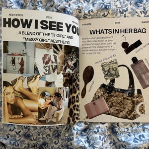 Può includere: Una rivista a due pagine con i titoli "How I See You" e "What's in Her Bag". Le pagine presentano collage di articoli di moda, tra cui una borsa, lucidalabbra, spray per il corpo e una spazzola per capelli. L'estetica è un mix di "It Girl" e "Messy Girl".