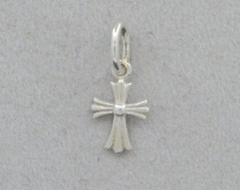 Mini Kreuz wie aus Lichtstrahlen als Anhänger, 925 Silber