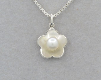 Anhänger als Blume ca. 13mm aus 925 Silber mit weißer Perle - Blumenwiese