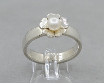 Ring mit Blume aus 925 Silber mit weißer Perle -Herzblumen