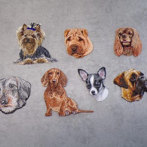 Könnte beinhalten: Gestickte Aufnäher mit verschiedenen Hunderassen, darunter Yorkshire Terrier, Shar Pei und Dackel. Jeder Aufnäher zeigt detaillierte Stickereien und realistische Farben, ideal zum Aufnähen auf Kleidung oder Accessoires.