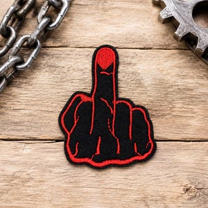 Mittelfinger Patch zum Aufbügeln 2 verschiedene Varianten – gestickter Stinkefinger Aufnäher in Schwarz Rot oder hautfarbe