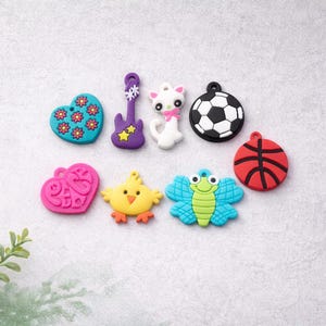 Könnte beinhalten: Eine weiße Keramik-Tasse mit schwarzem Henkel und dem Text "But First, Coffee" in schwarzer, handschriftlicher Schrift. Die Tasse steht auf einer weißen Oberfläche.