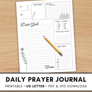Può includere: Un Diario di Preghiera Quotidiano bianco con pagine a righe, illustrazioni floreali e il testo "Dear God". Include sezioni per letture quotidiane, riflessioni e preghiere. Una matita gialla è appoggiata sulla pagina. Il diario è etichettato "Daily Prayer Journal".