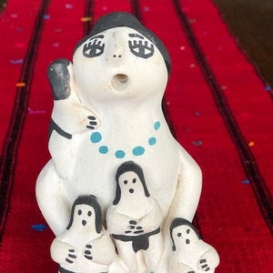 Acoma Pueblo ein von einer Art Vintage handgemachte Geschichtenerzähler Keramik mit vier Kinder signiert