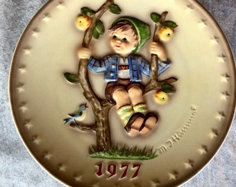 Hummel Goebel Vintage 1977 "Apple Tree Boy" Annual Plate (7th in series of 25) Ready to Hang