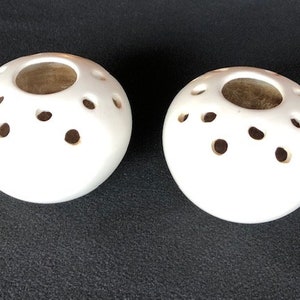 Juego de dos ranas de flores de cerámica vintage a juego acabado blanco mate