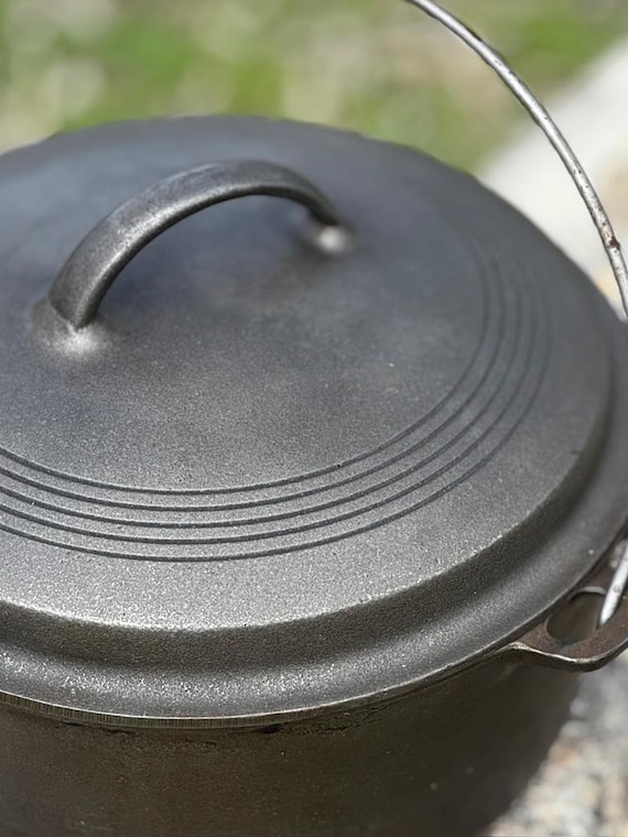 Vintage 1920s to 1940s Wagner Ware Cast Iron #8 Dutch Oven, Drip