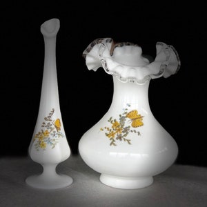 Paar Fenton weiß Vintage handbemalt signiert Vasen Schmetterlinge und Blumen
