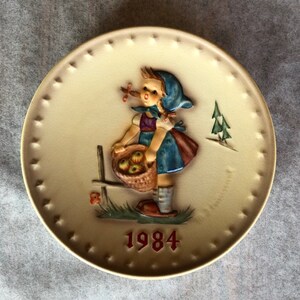 Hummel Goebel Vintage „Little Helper” Rocznik 1984 (14. w serii 25) Wyprodukowano w Niemczech Gotowy do powieszenia