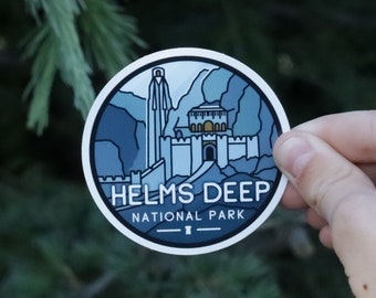 autocollant de parc national de Helm's Deep | Autocollant en vinyle imperméable, résistant aux UV | Visitez tous les parcs de la Terre du Milieu depuis la Terre du Milieu !