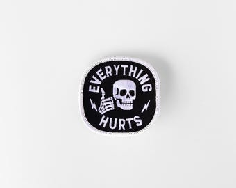 Parche bordado Everything Hurts: para planchar o coser