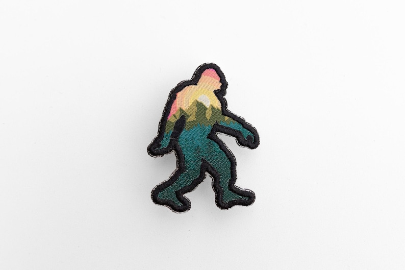Bigfoot Adventure Woven Patch: Sasquatch Iron-On Applique afbeelding 1