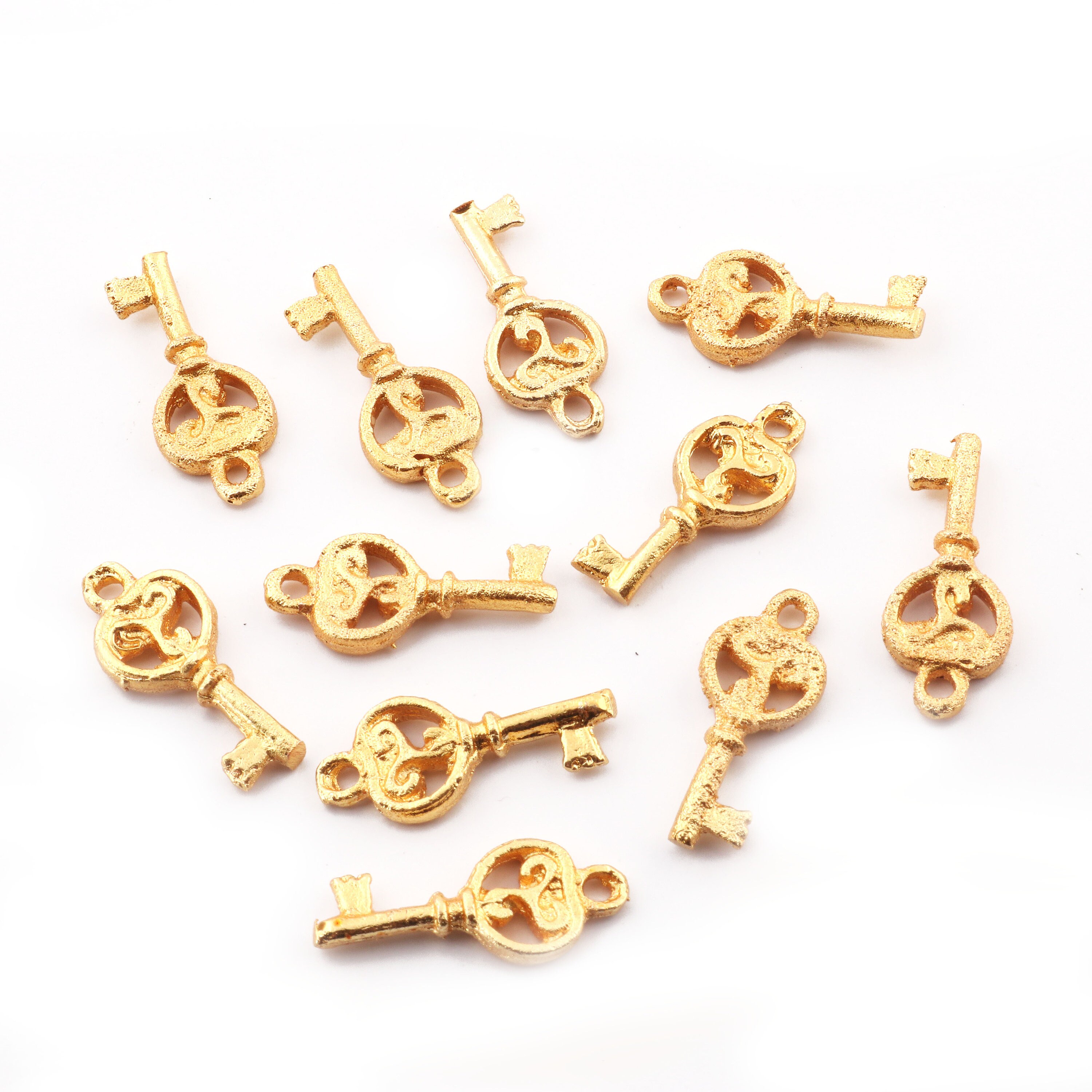 10 PCS Encantos de llave de diseñador chapados en oro, Colgante de llave Llave de cobre Chapado en oro sobre latón Suministros de fabricación de joyas 20 mm x 10 mm Lote a granel CCB266