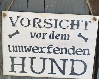 Holzschild „Vorsicht umwerfender Hund“