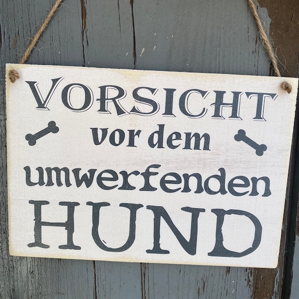 Holzschild „Vorsicht umwerfender Hund“