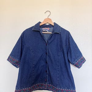 Camicia in denim a maniche corte con bottoni, camicia in denim vintage con bottoni, camicetta ricamata, camicia in denim floreale, camicia in denim ricamata con bottoni, camicia anni &#39;90 con bottoni